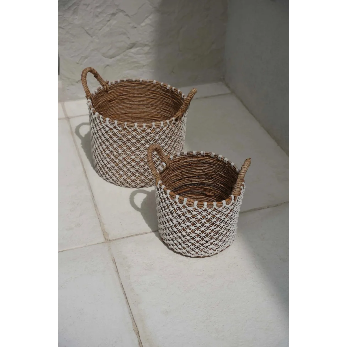 Panier rond en jute tressé motif filet blanc avec anses corde – Ø35 cm