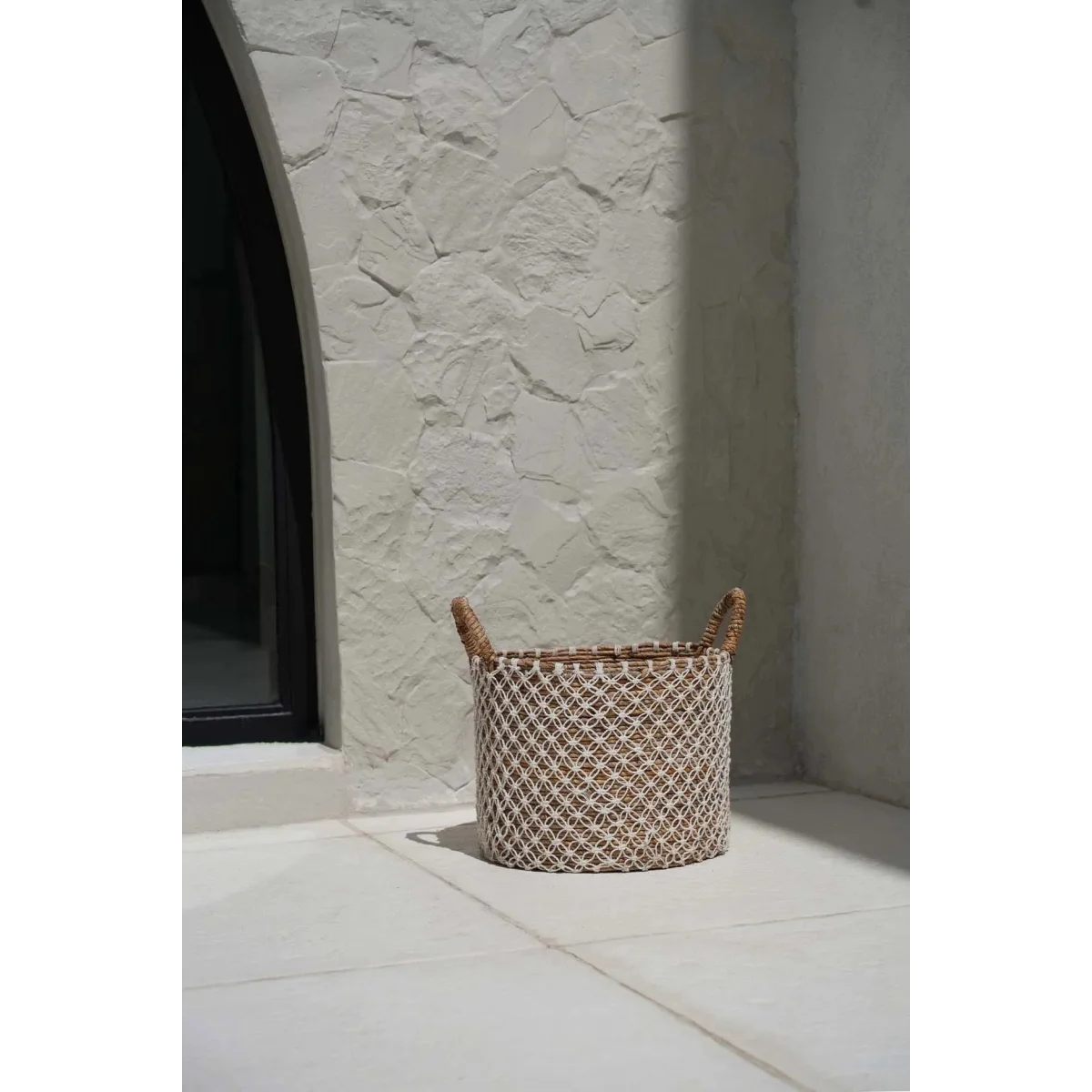 Panier rond en jute tressé motif filet blanc avec anses corde – Ø35 cm