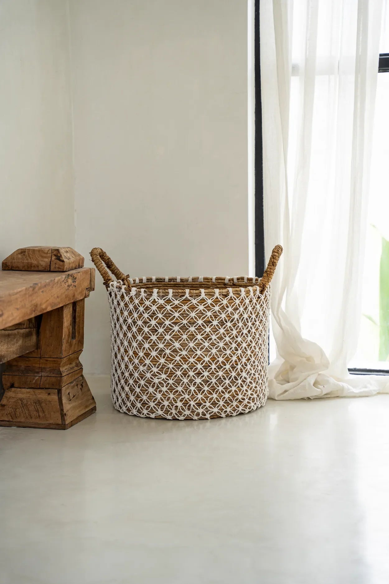 Panier rond en jute tressé avec anses en corde, motif filet blanc, Ø35 cm