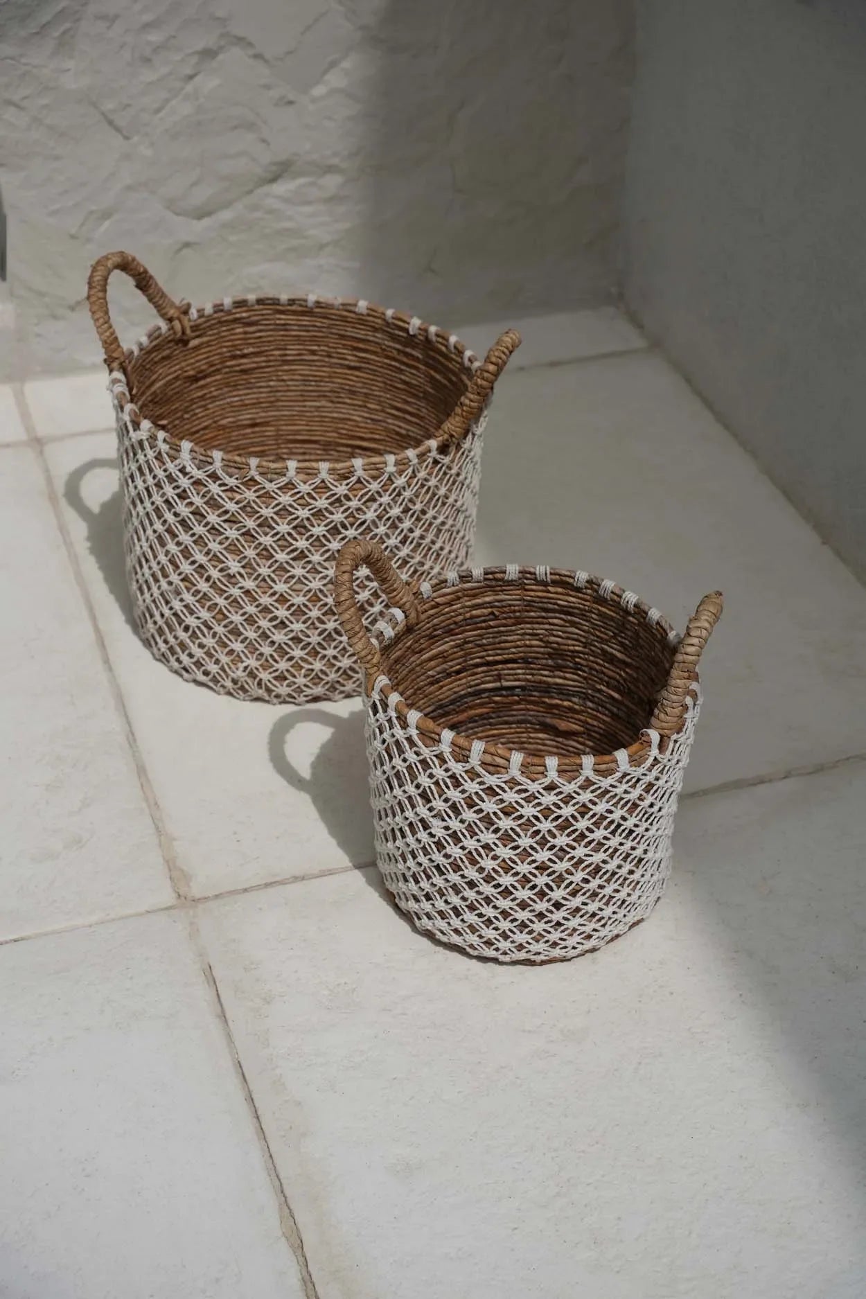 Deux paniers de rangement en jute tressé avec anses corde, diamètre 35 cm