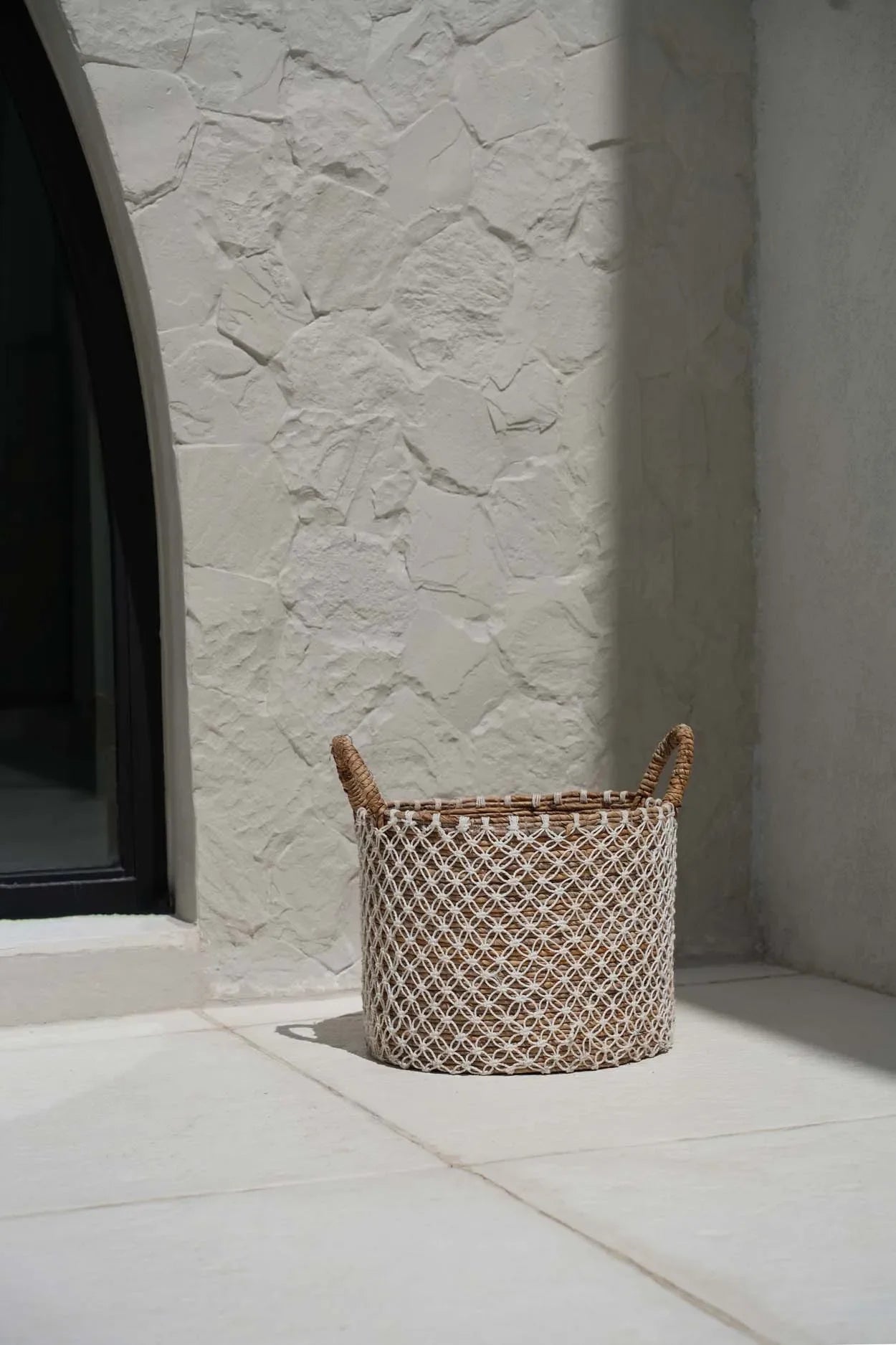 Panier rond en jute tressé avec anses en corde, motif filet blanc, Ø35 cm