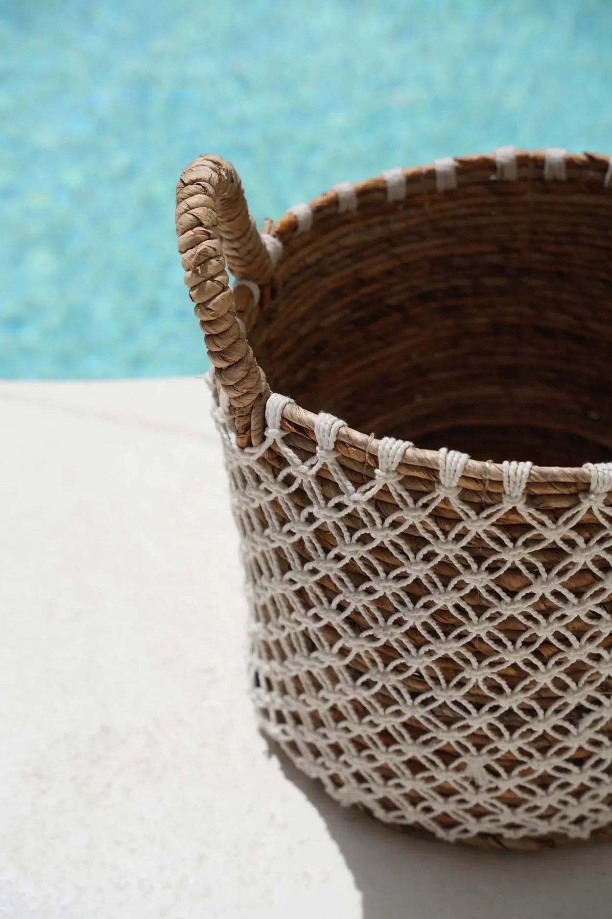 Panier rond en jute tressé avec anses en corde, motif filet blanc, Ø35 cm