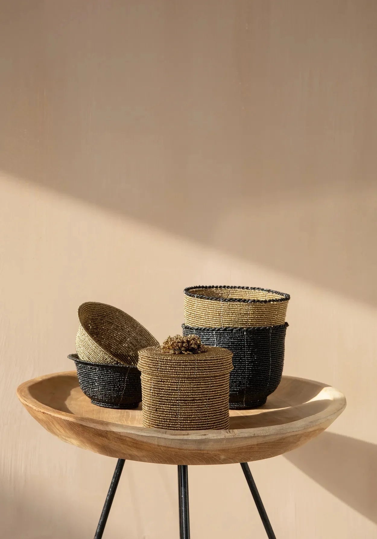 Panier rond en perles tressées noires rayé blanc pour rangement déco