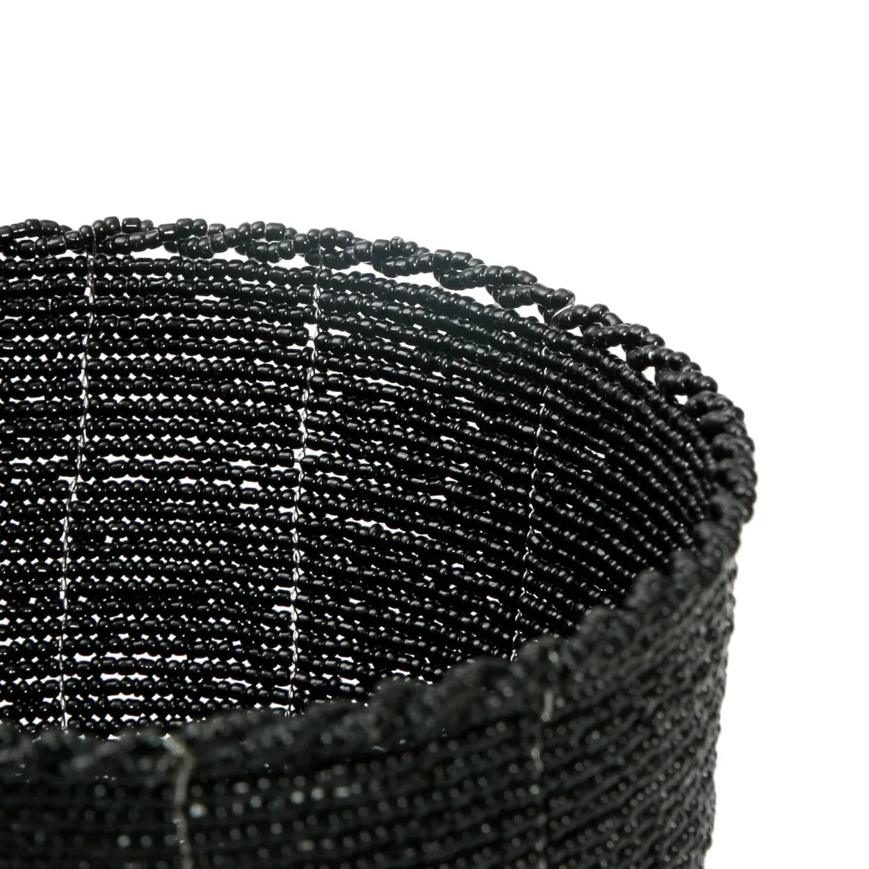 Panier rond en perles tressées noires rayé blanc pour rangement déco