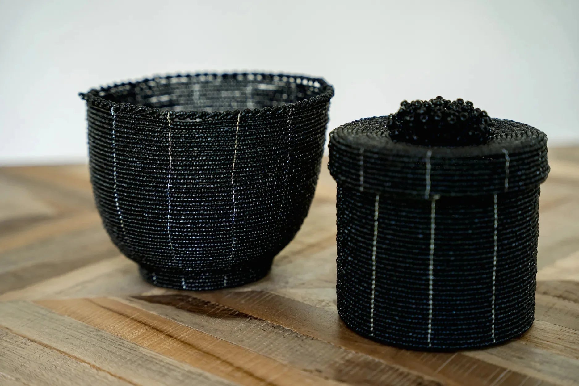 Panier rond en perles tressées noires rayé blanc avec couvercle pour rangement déco