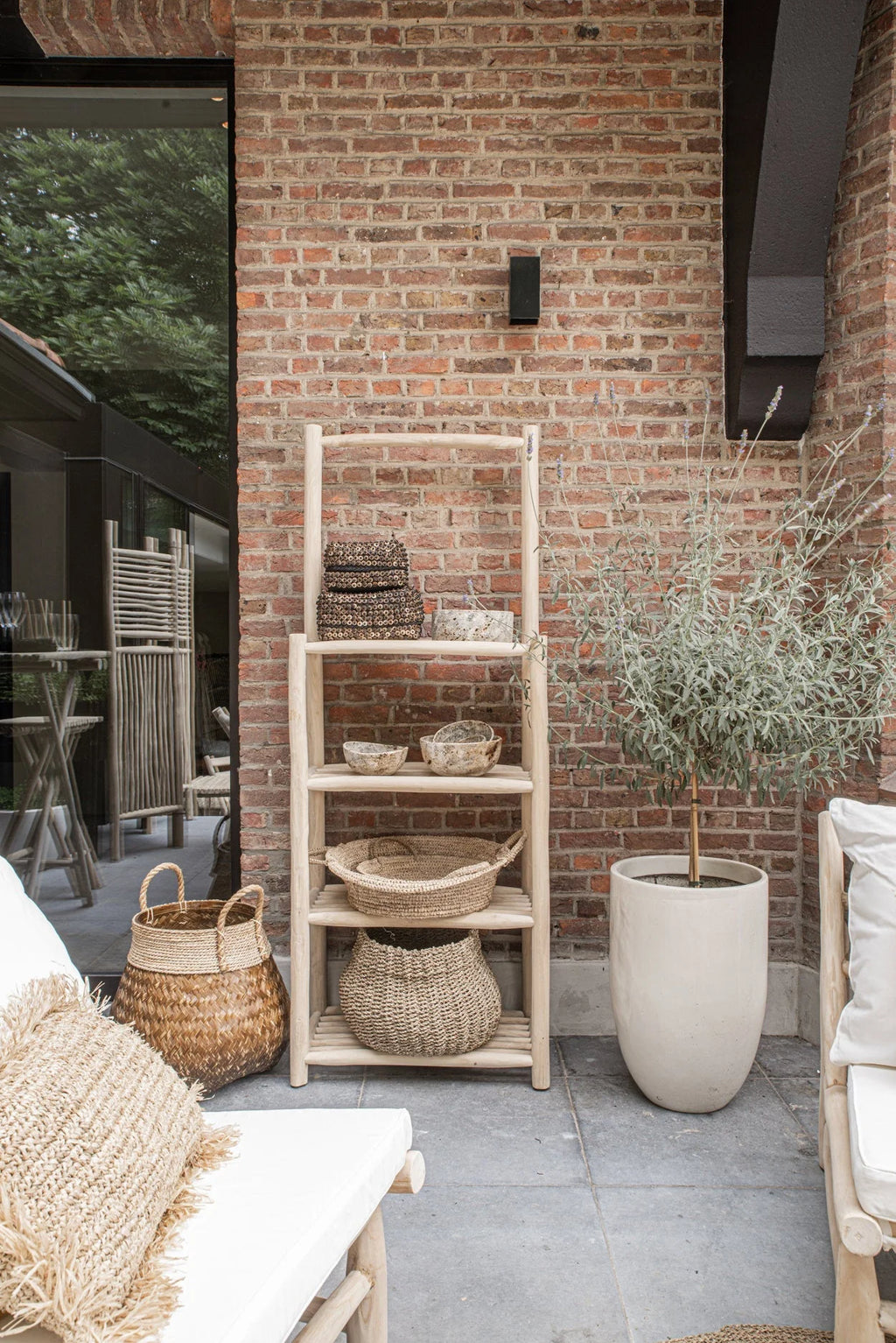 Étagère échelle en bois clair avec paniers en raphia naturel rond à anses intégrées