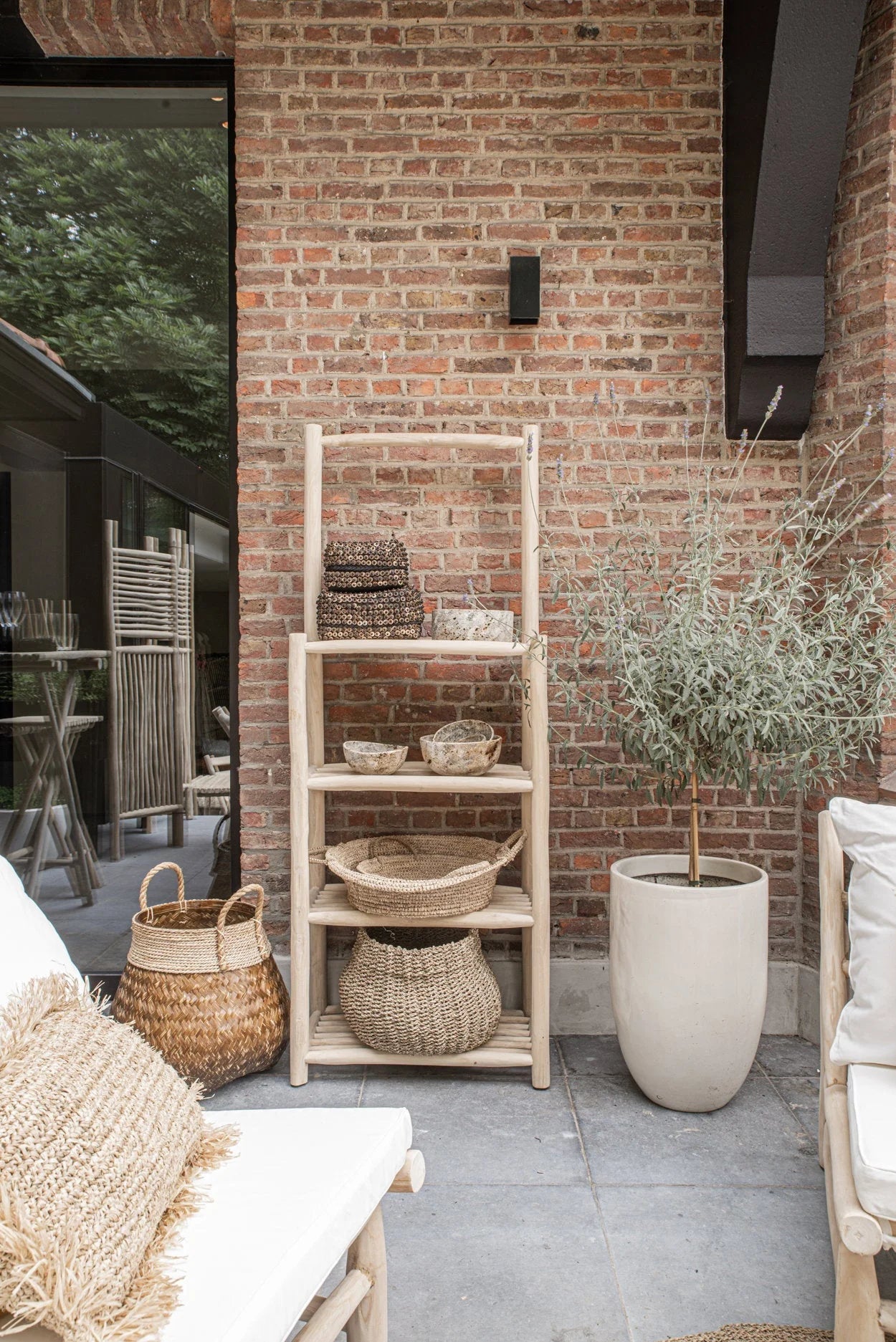 Étagère échelle en bois clair avec paniers en raphia naturel rond à anses intégrées