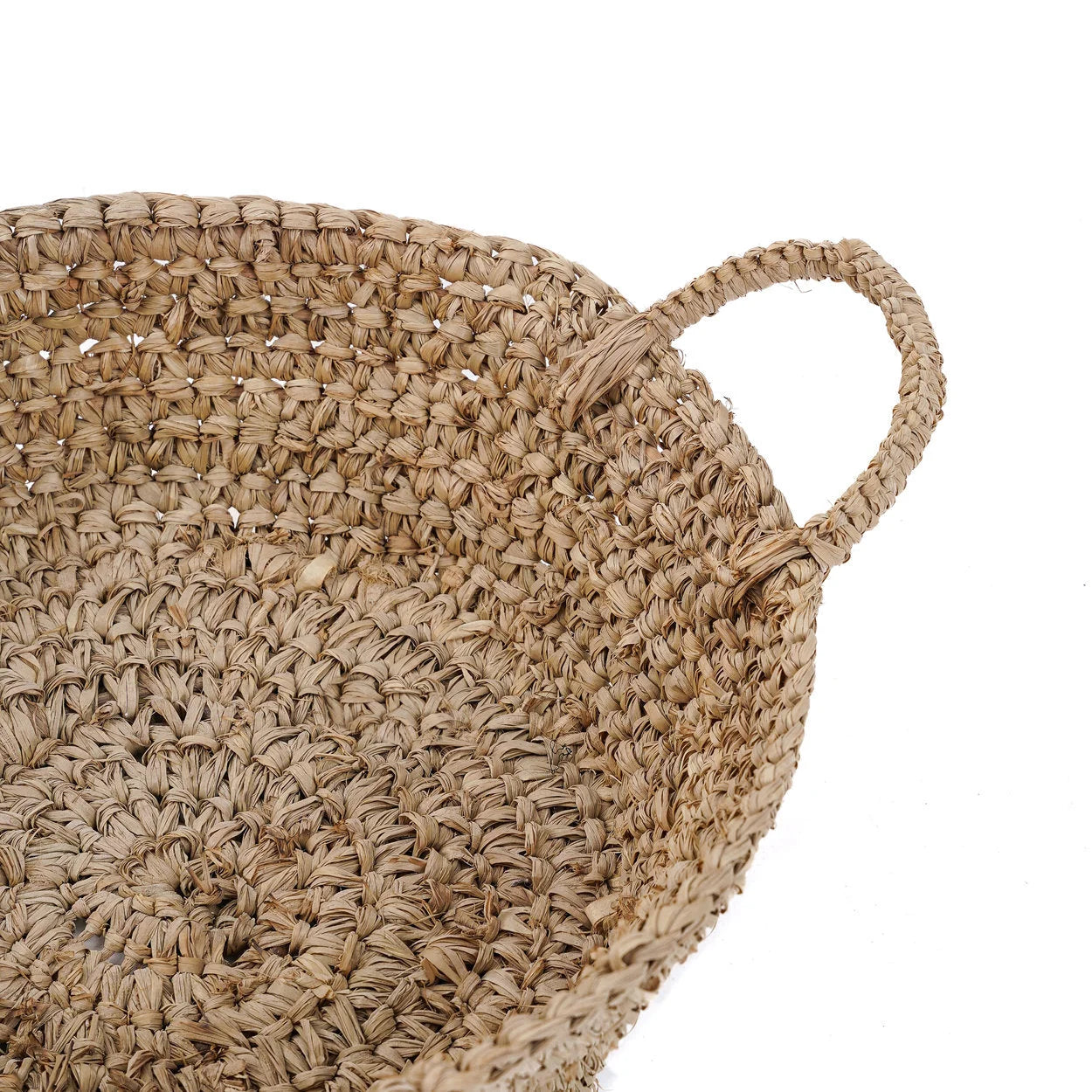 Panier rond en raphia naturel beige tissé avec anses intégrées