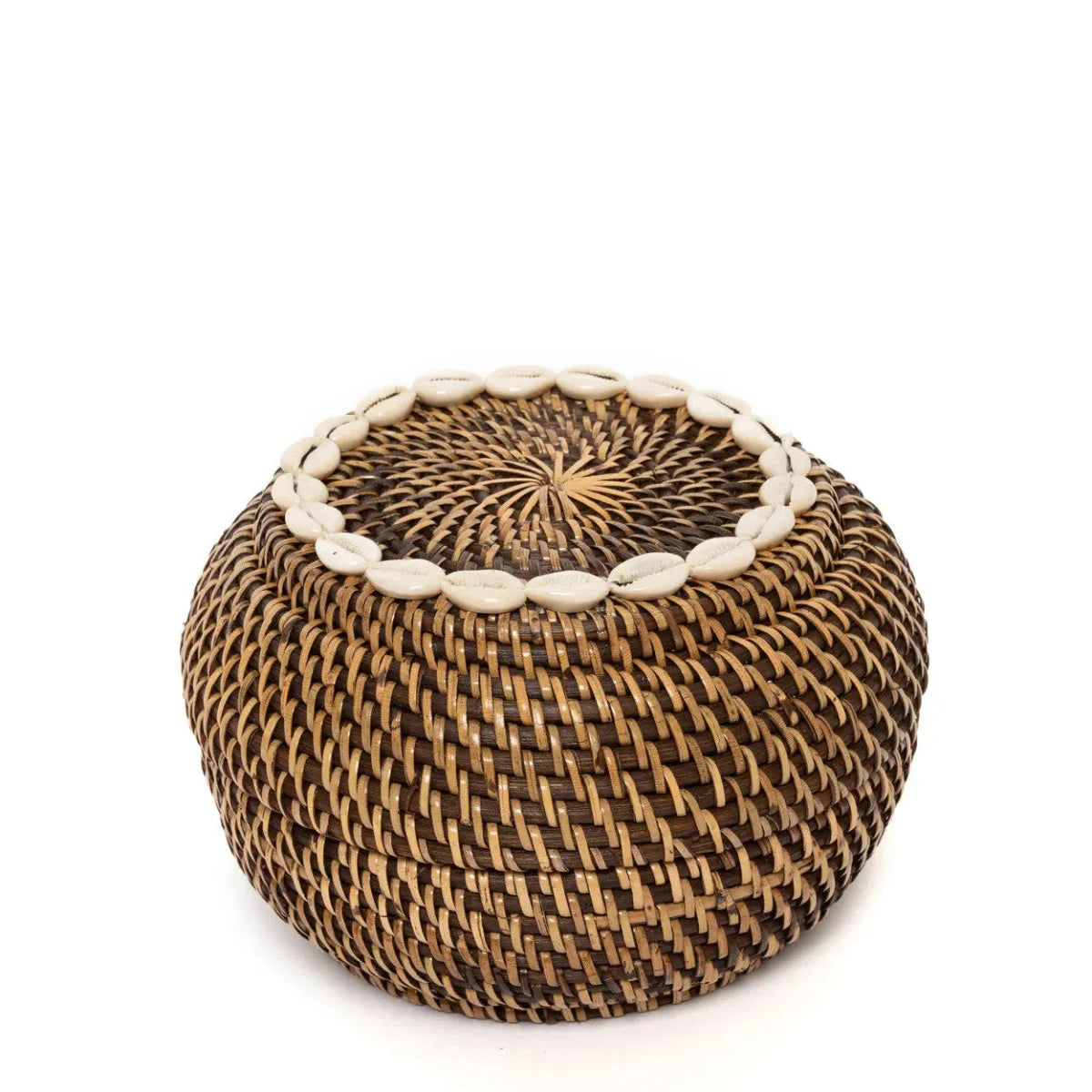 Panier en rotin foncé avec coquillages cauris 23 cm