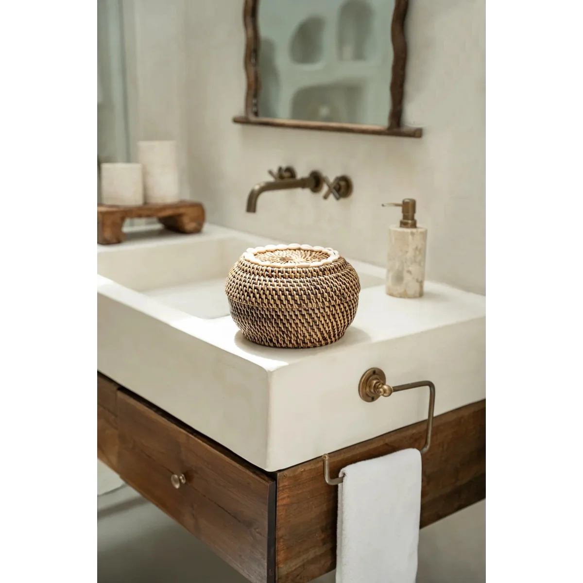 Panier en rotin foncé avec coquillages cauris 23 cm
