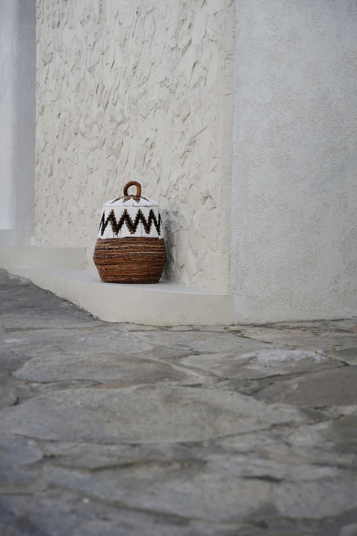 Panier en rotin motif zigzag blanc et marron avec anse décorative