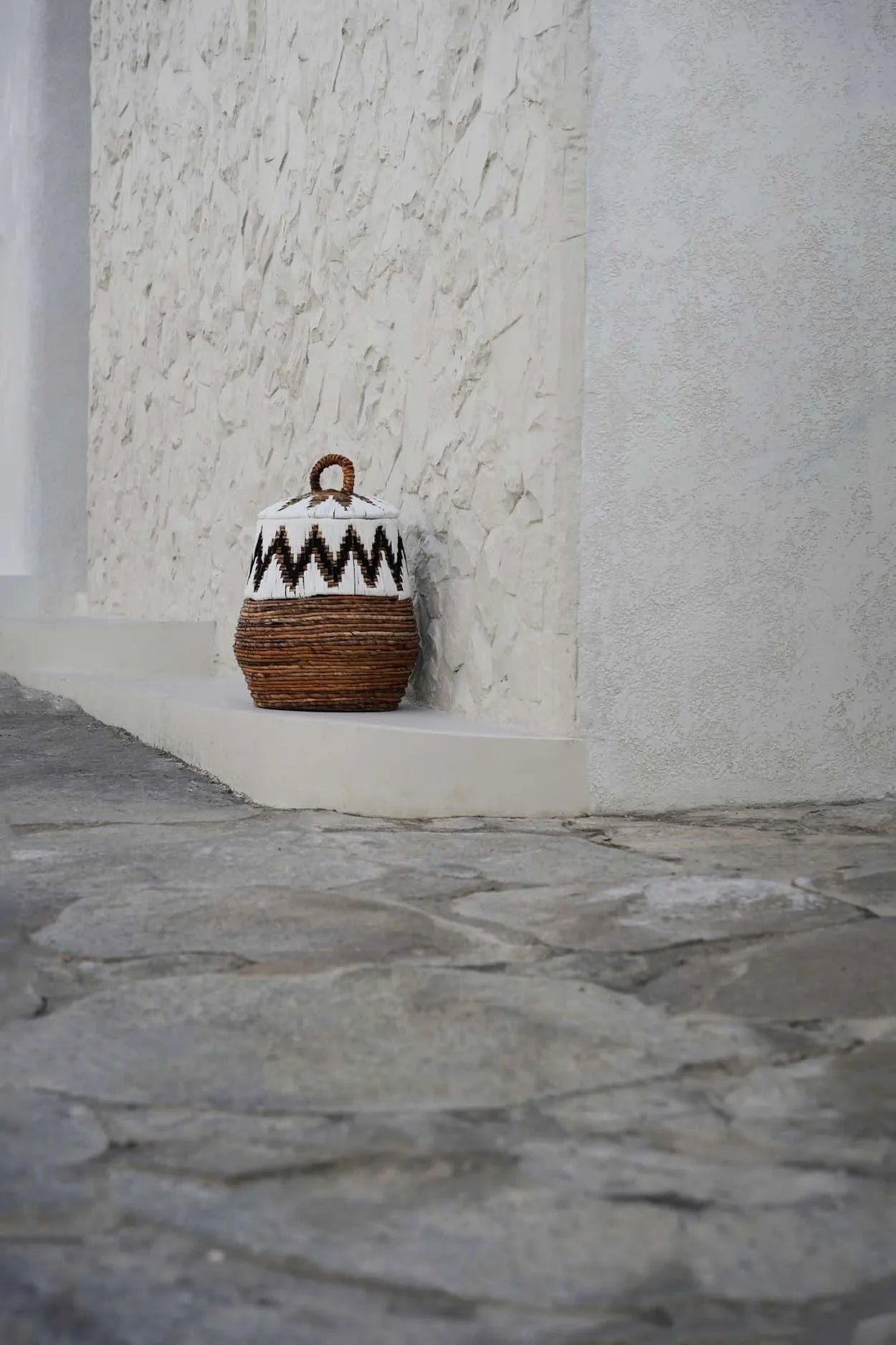 Panier en rotin motif zigzag blanc et marron avec anse décorative