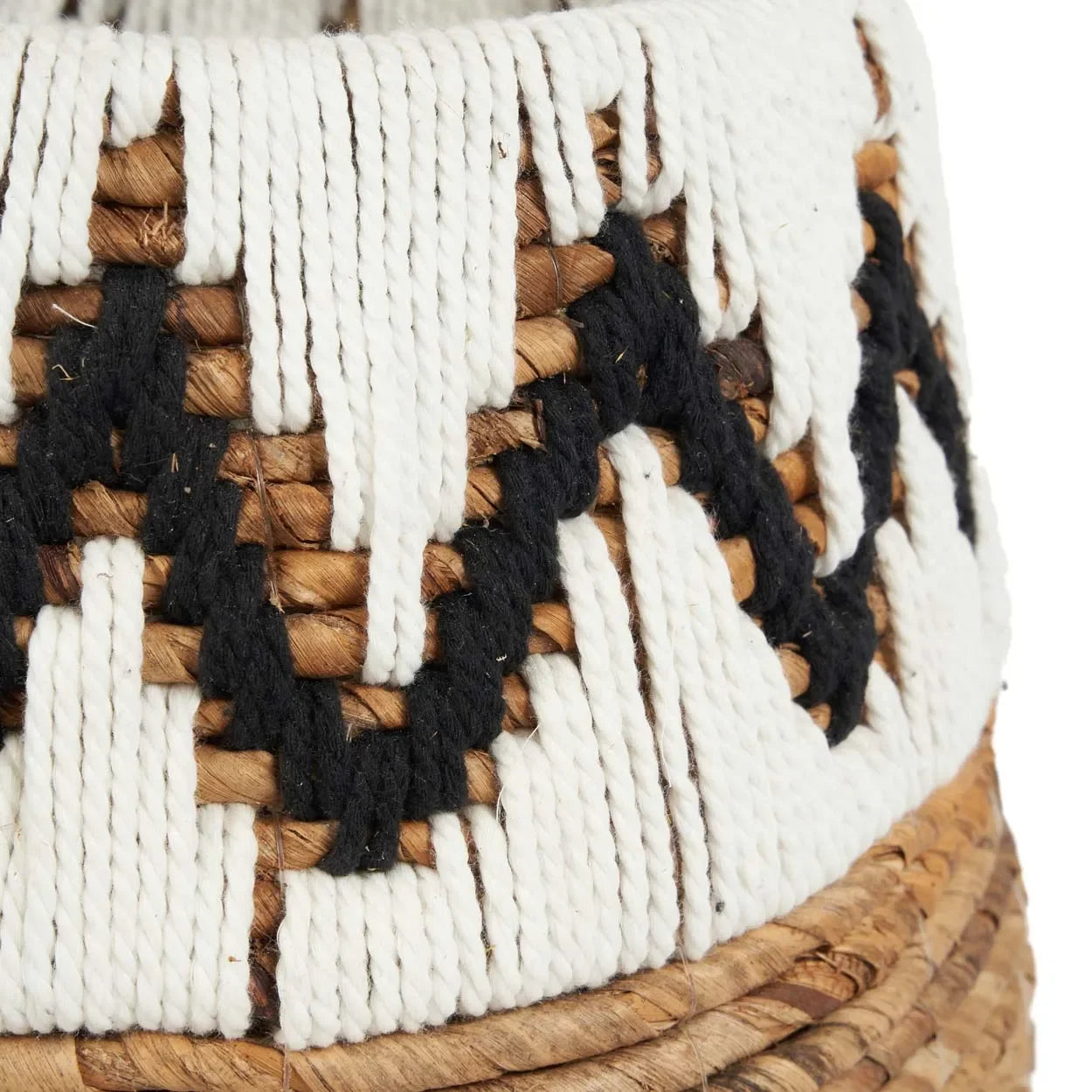 Panier en rotin avec motif zigzag blanc et marron et anse décorative