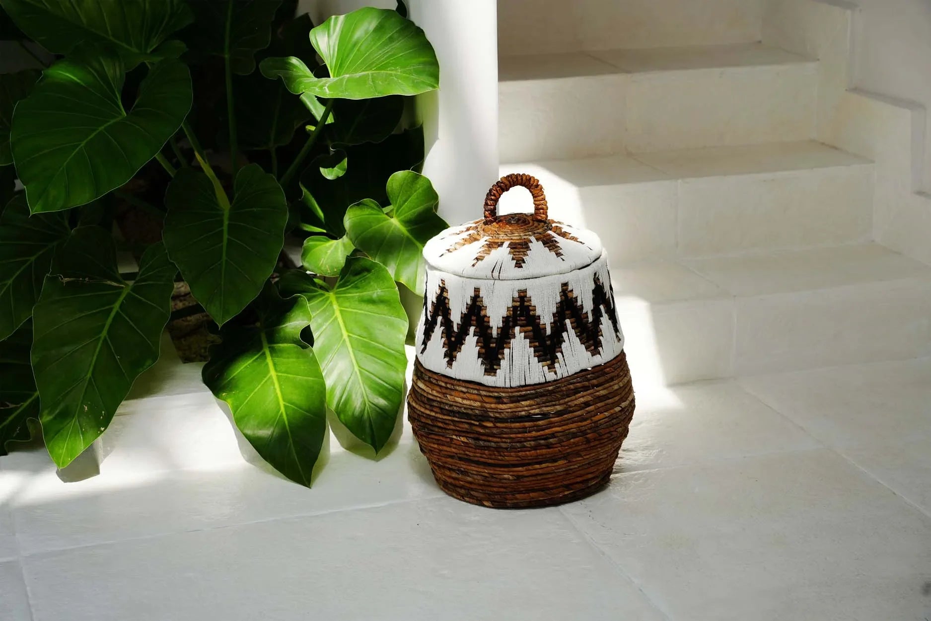 Panier en rotin motif zigzag blanc et marron avec anse décorative, avec couvercle