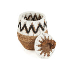 Panier en rotin avec motif zigzag blanc et marron, couvercle et anse décorative