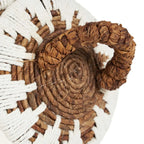 Panier en rotin motif zigzag blanc et marron avec anse décorative