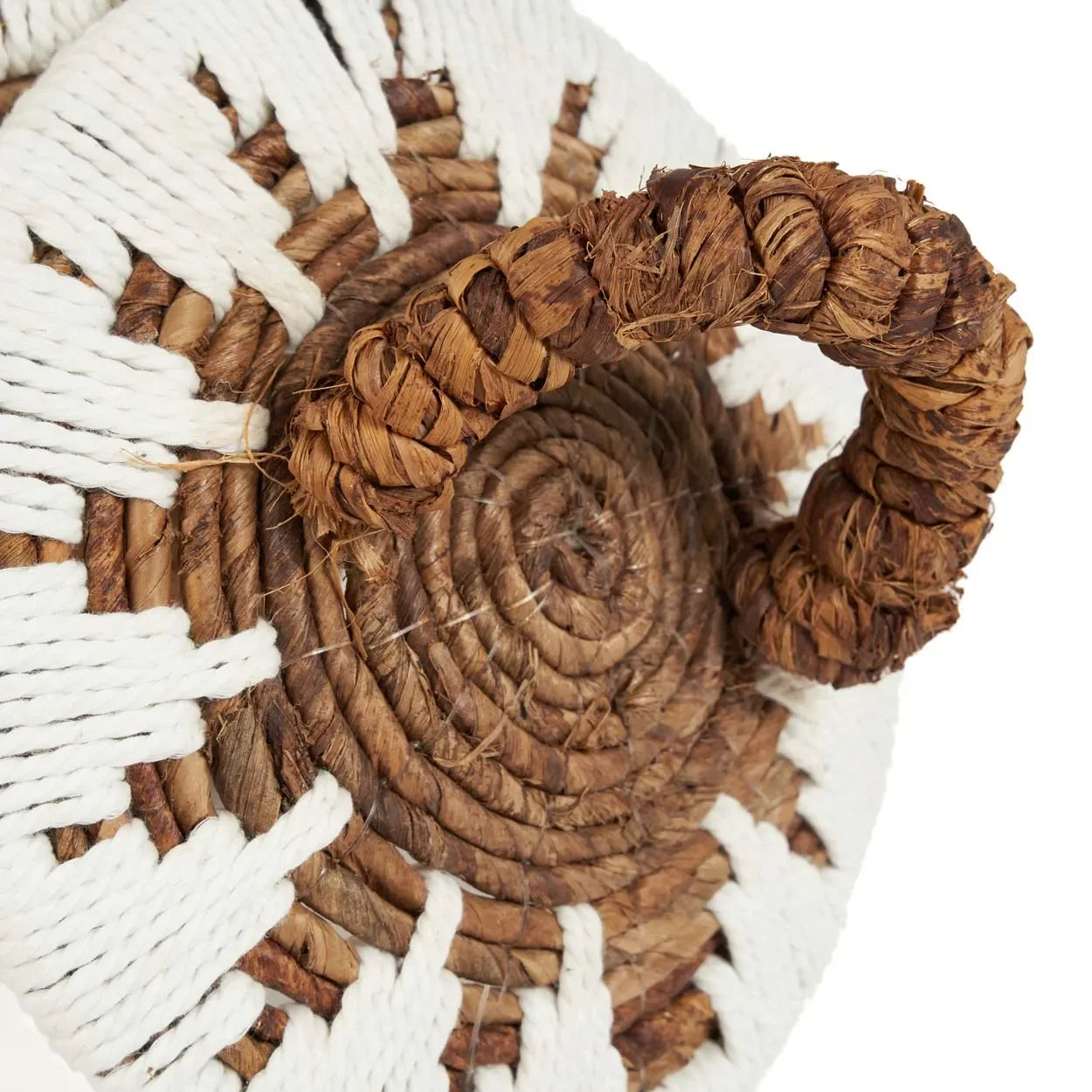 Panier en rotin motif zigzag blanc et marron avec anse décorative
