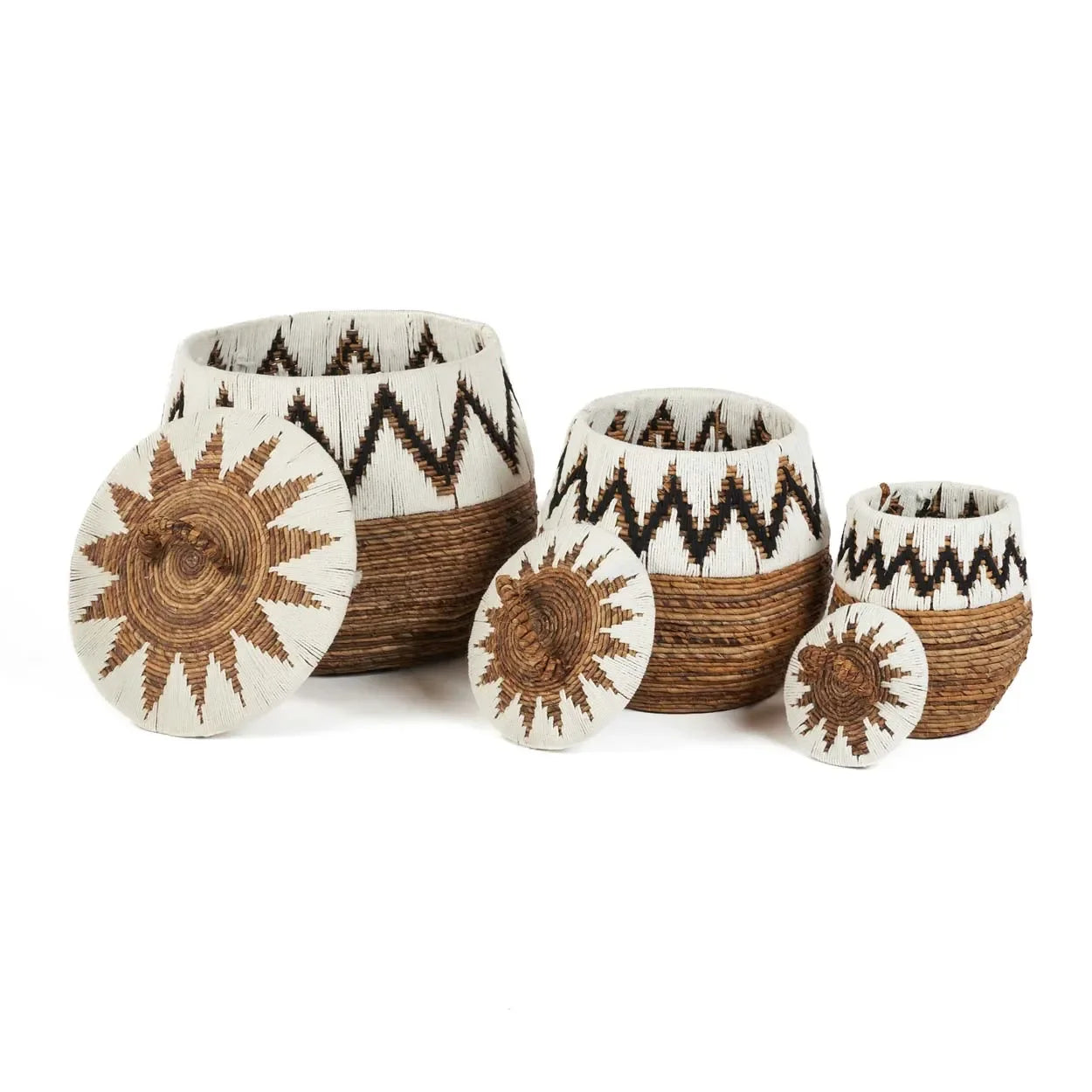 Trois paniers en rotin avec motifs zigzag blanc et marron et anses décoratives