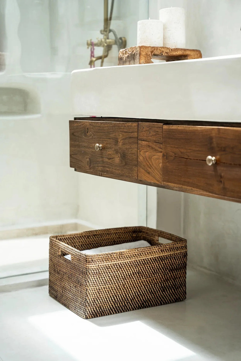 Panier en rotin tressé brun avec poignées motif chevron 51x41 cm