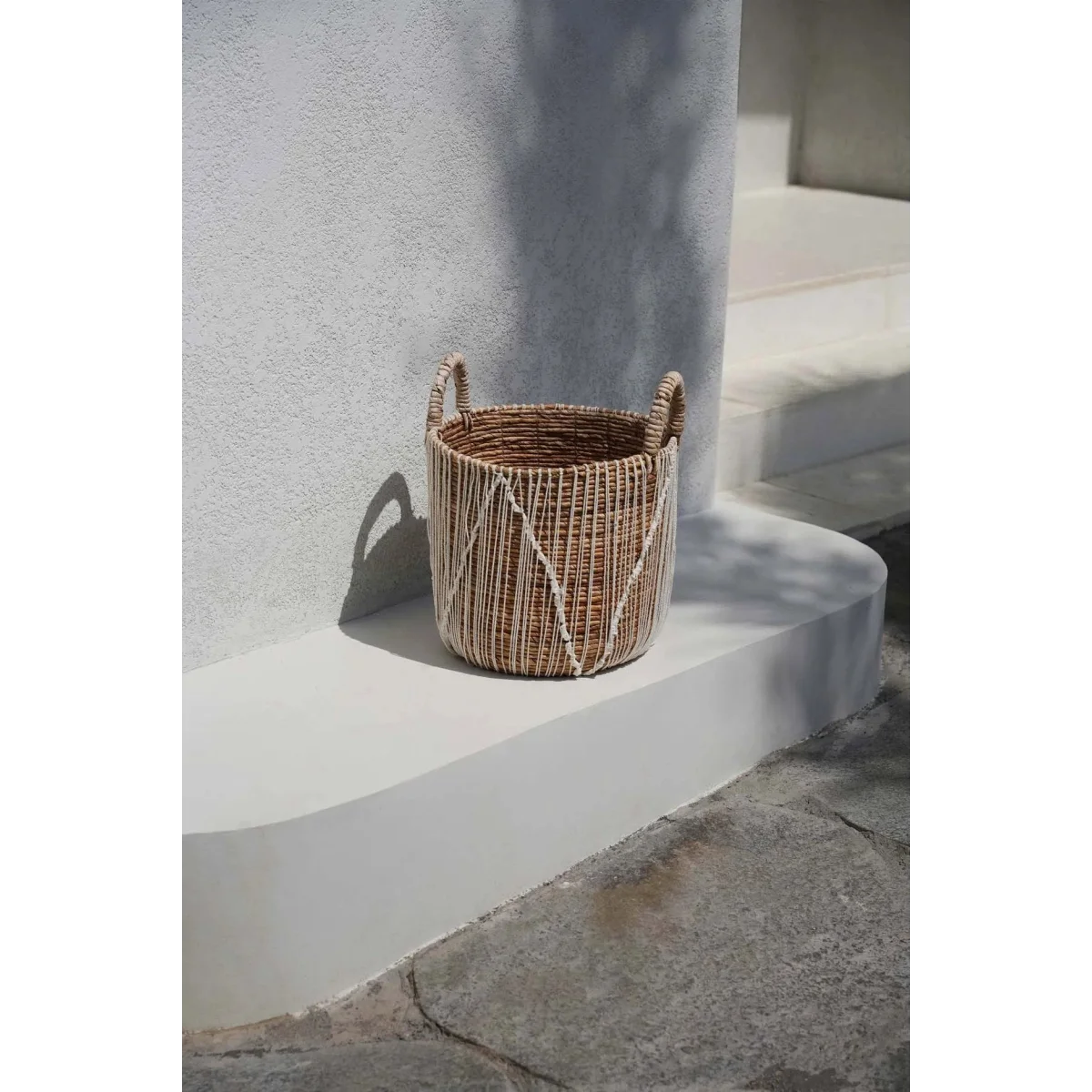 Panier en seagrass tressé naturel avec lacets blancs et anses – Ø40 cm