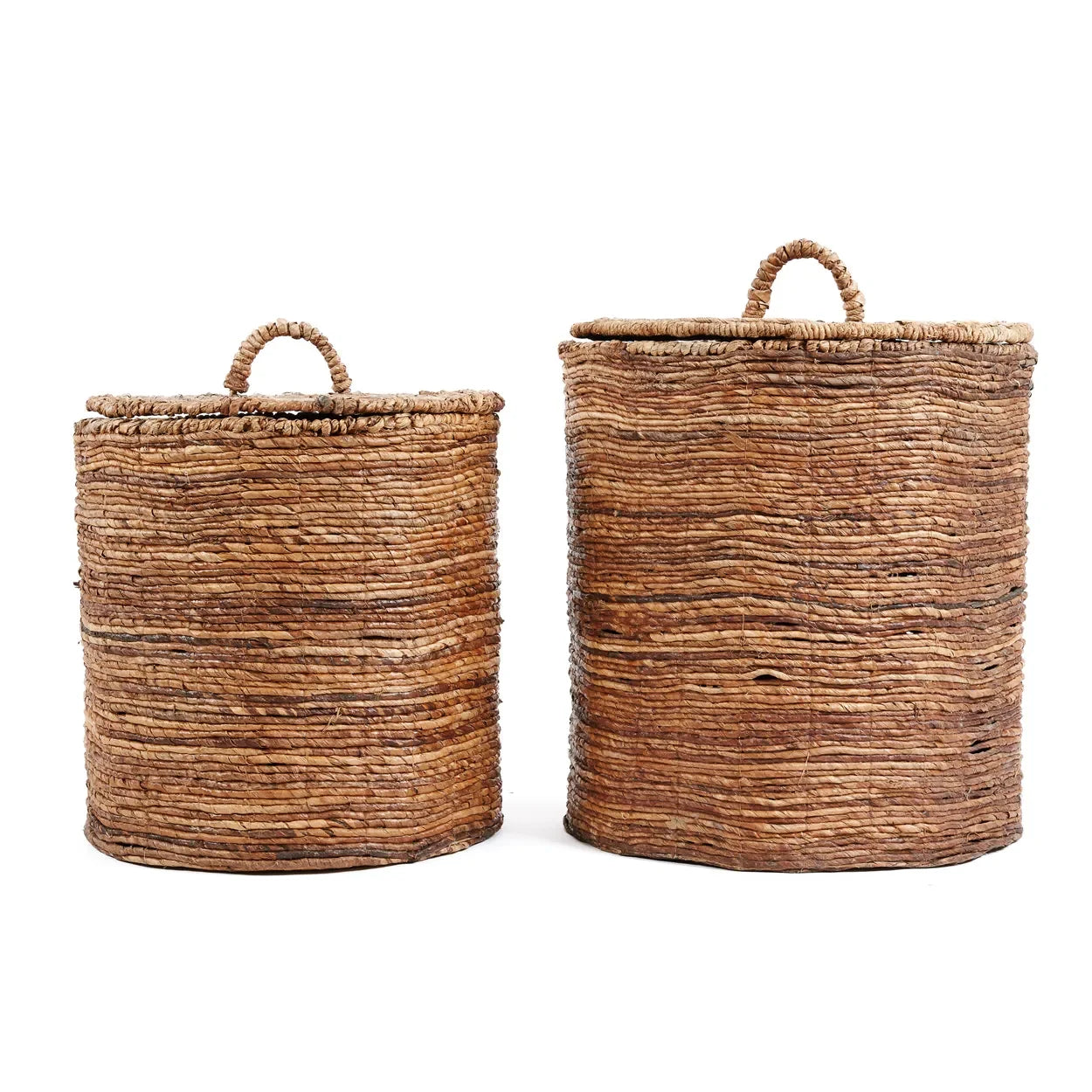 Deux paniers cylindriques en feuilles de bananier naturel avec couvercles, dimensions 50x55 cm