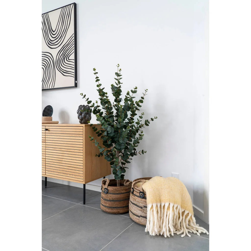 Paniers en feuilles de bananier naturel Ø30 cm avec eucalyptus dans un panier tressé