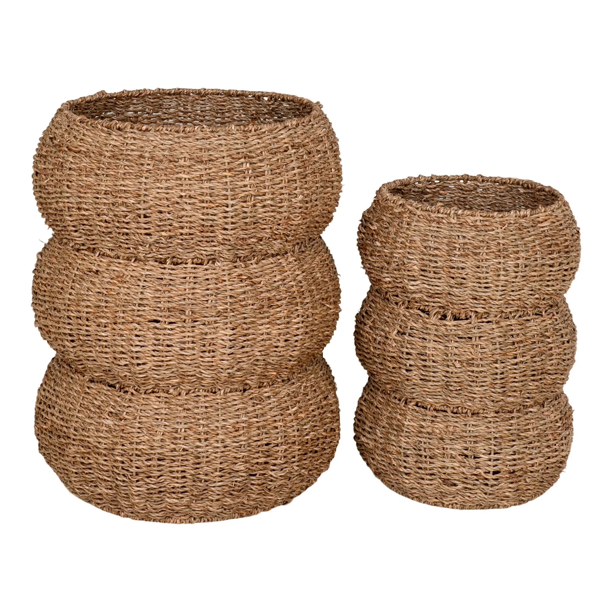 Paniers de rangement cylindriques en jonc tressé naturel empilés et tressés