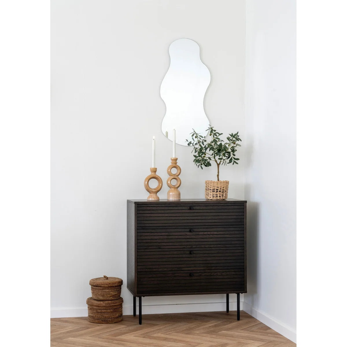 Commode en bois sombre à lattes avec pieds métalliques noirs