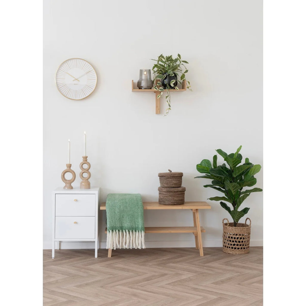 Couverture à franges vertes sur banc en bois, panier bananier tressé