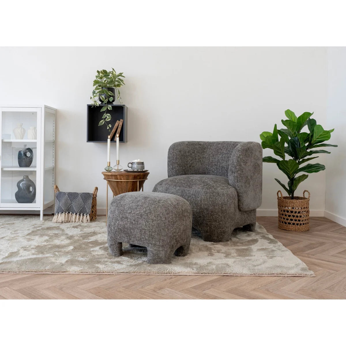 Fauteuil en tissu gris texturé avec pouf assorti