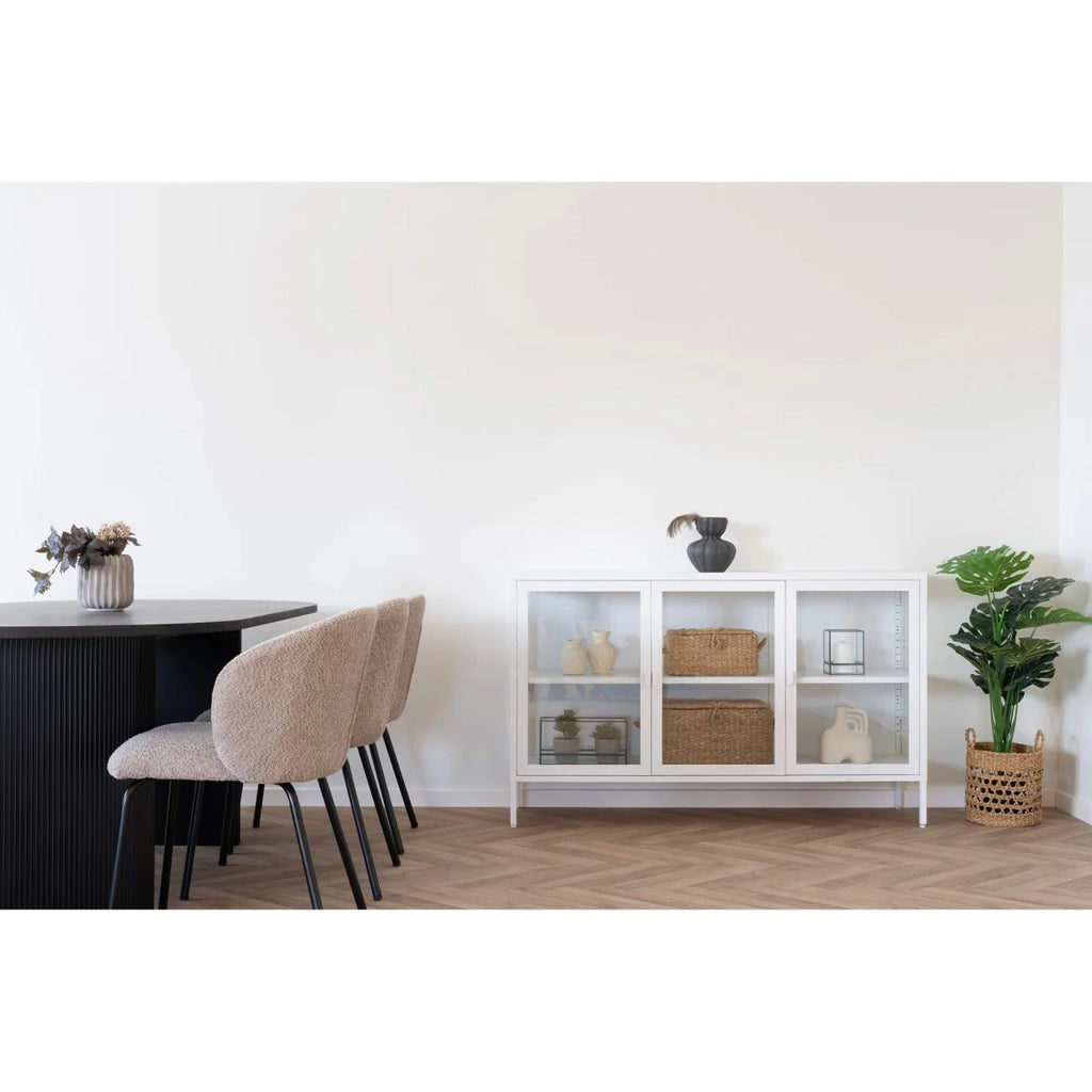 Meuble vitré blanc à cadre noir avec paniers tressés et vases