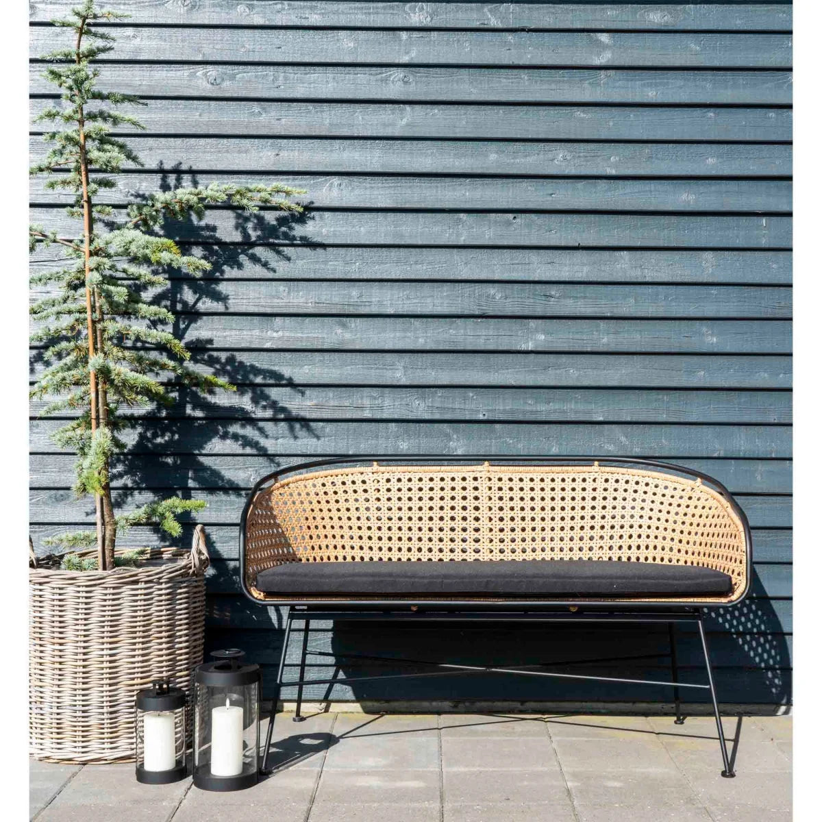 Banc en canne beige à cadre métal noir avec coussin