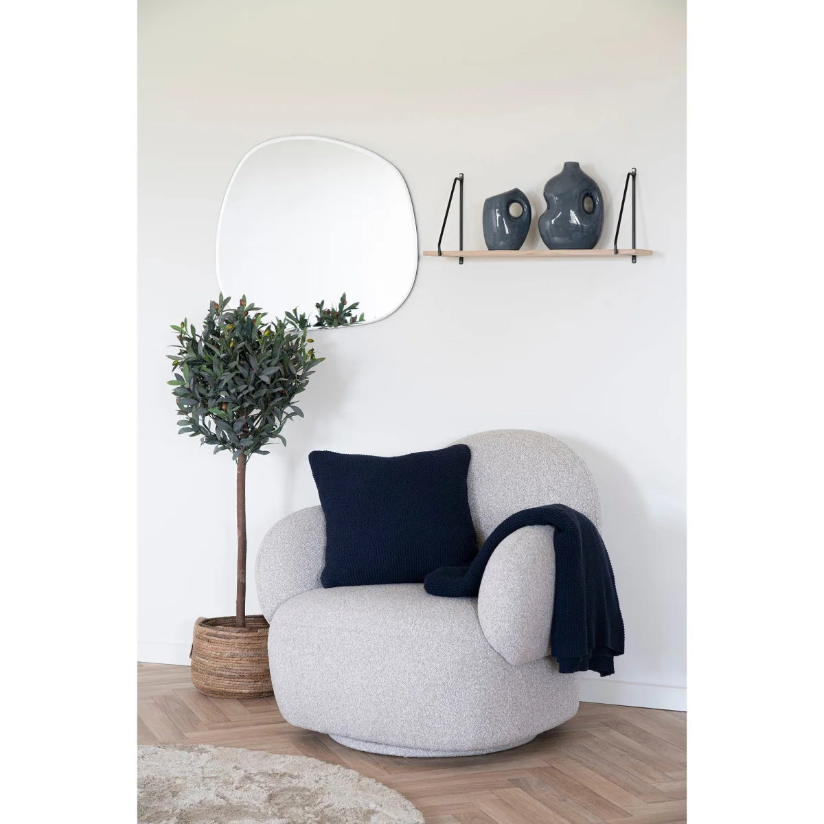 Fauteuil gris texturé doux avec coussin bleu marine