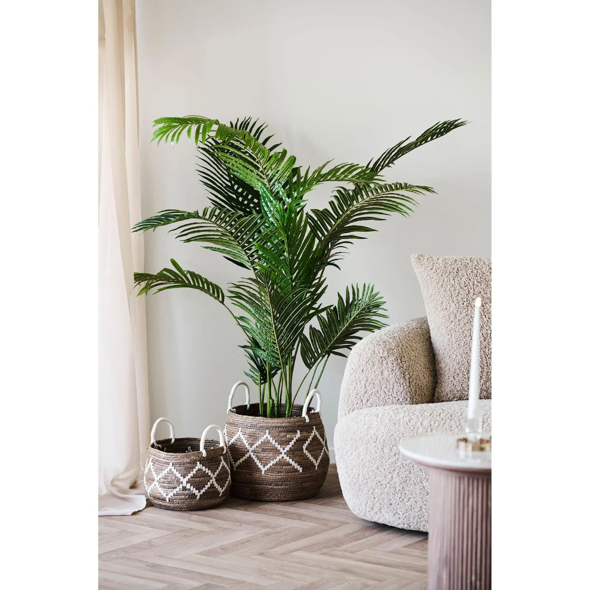 Panier rond en feuilles de bananier à motif losanges blancs avec palmier vert