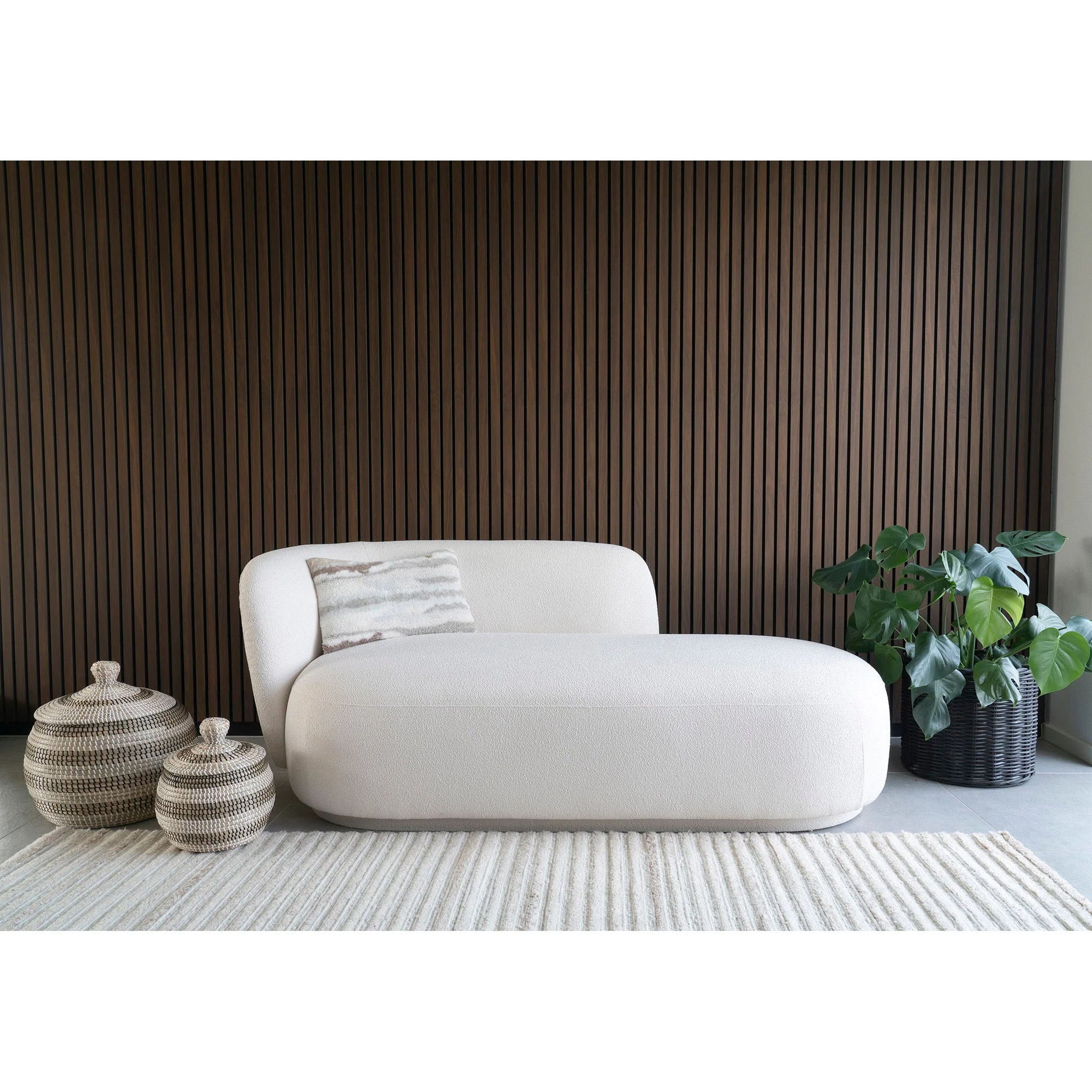 Chaise longue blanche avec coussin décoratif, parfait pour votre espace détente