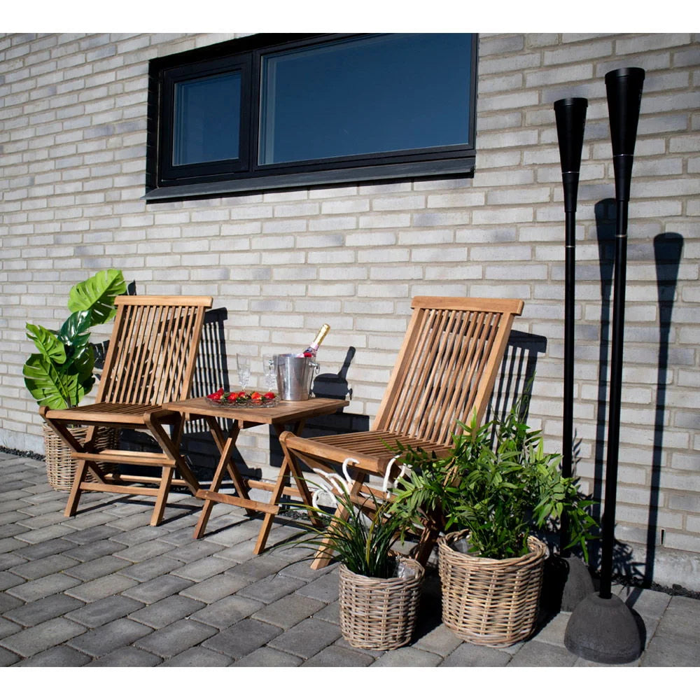 Chaises pliantes en rotin brun grisé avec petite table assortie, idéal pour extérieur