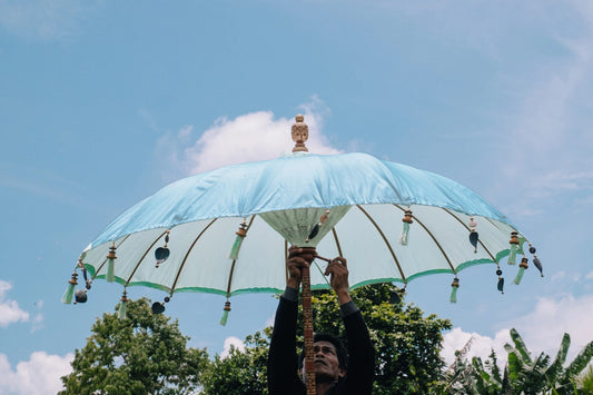 Parasol balinais 180 cm en bois et tissu bleu pastel