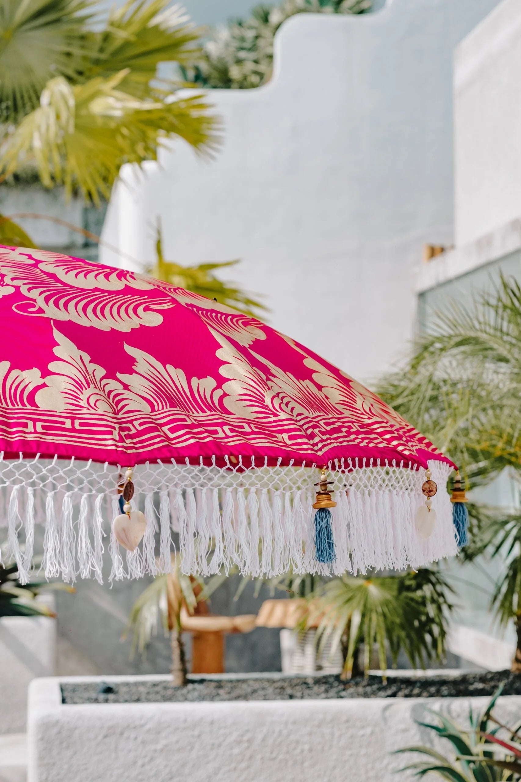 Parasol balinais rond en tissu fuchsia avec franges blanches et motifs dorés de Ø250 cm