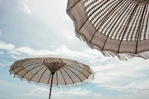 Parasol en macramé balinais 180 cm avec pied en bois