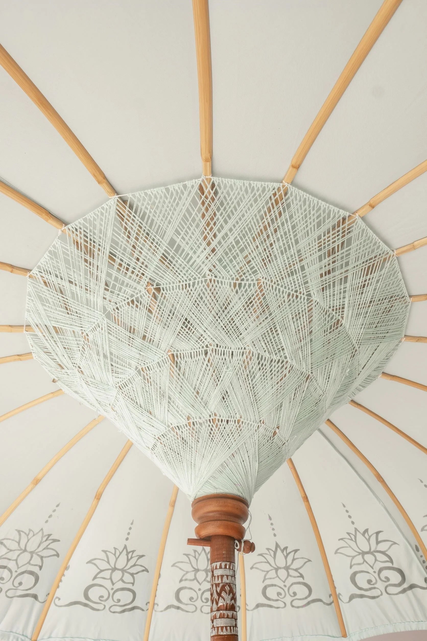 Parasol rond bleu pastel à franges avec motifs tropicaux et ombrage blanc