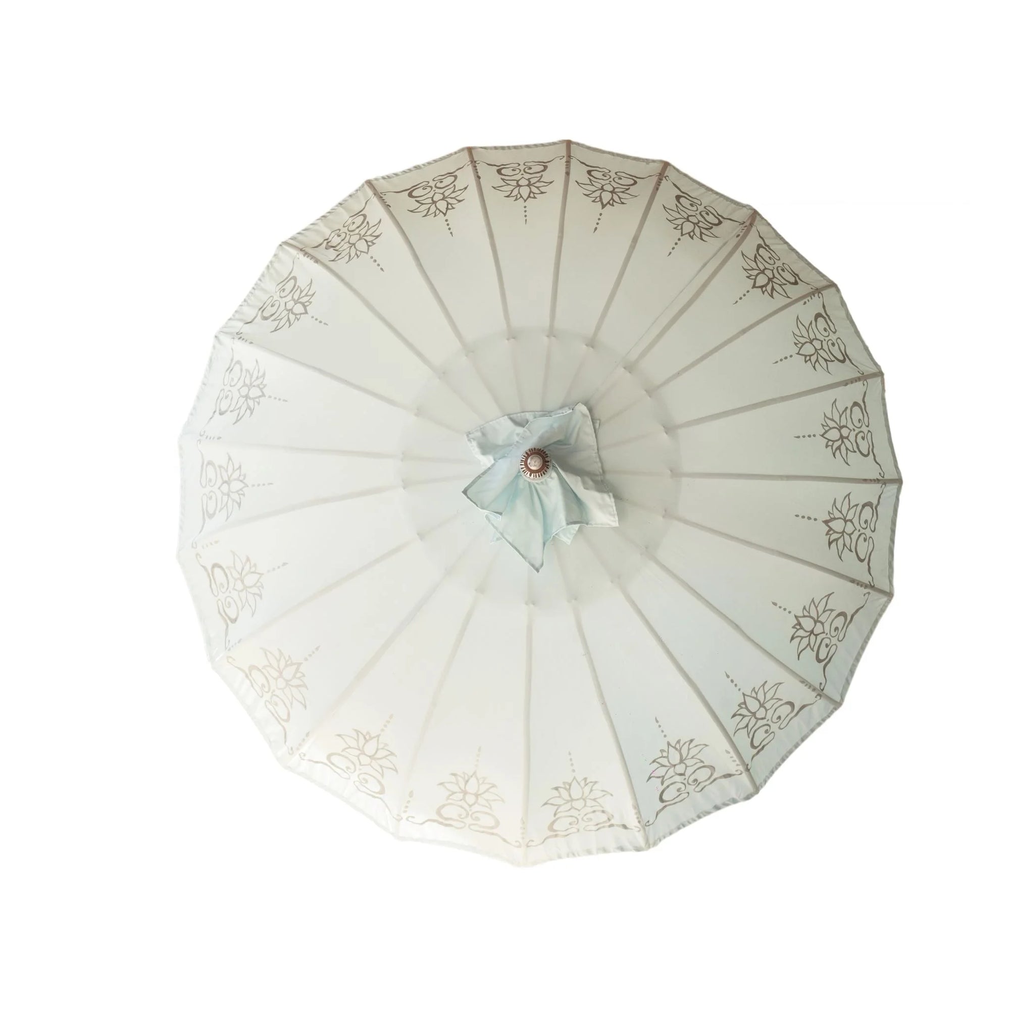 Parasol rond bleu pastel avec franges et accents floraux pour décoration extérieure