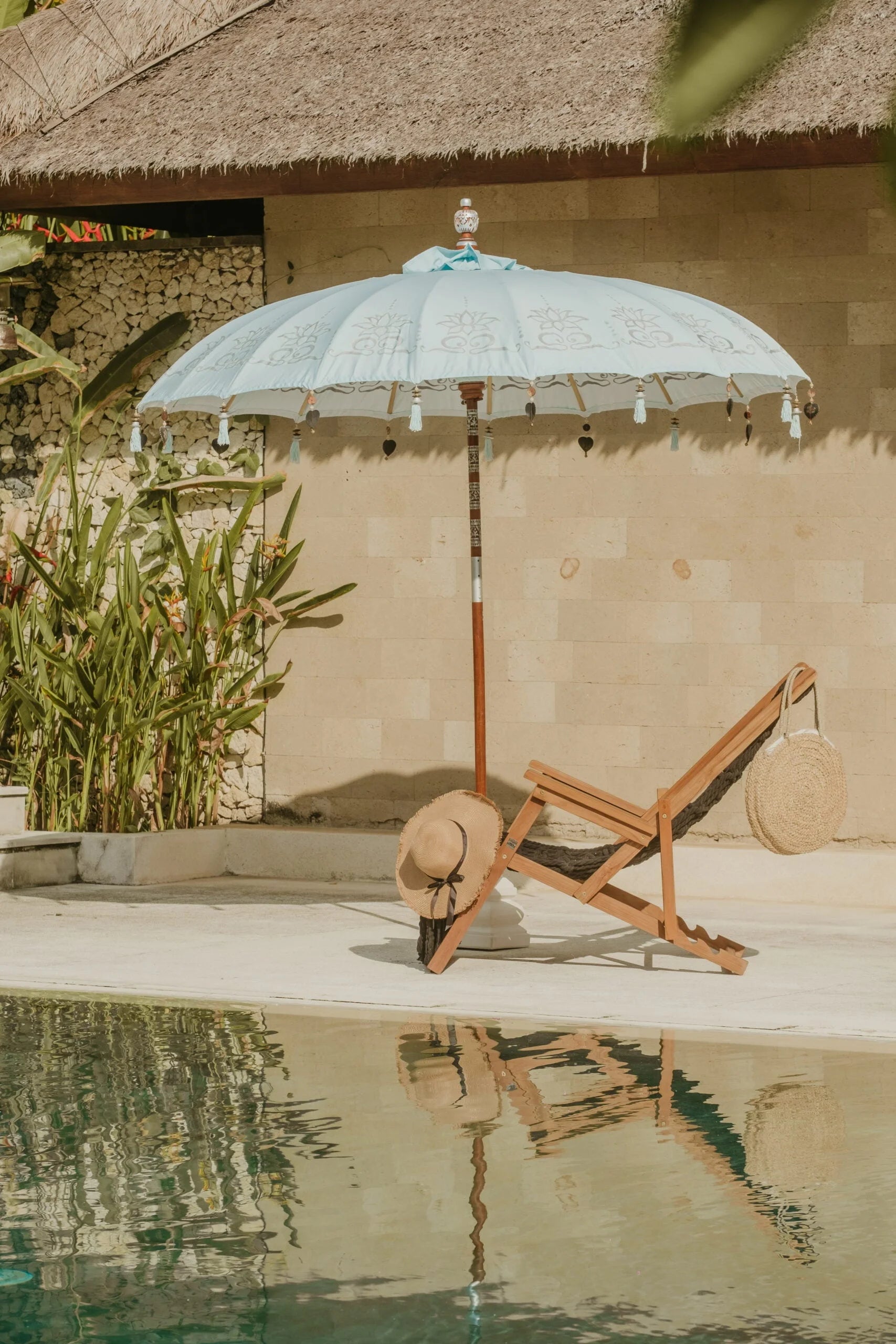 Parasol rond bleu pastel avec franges et motifs tropicaux, diamètre 250 cm