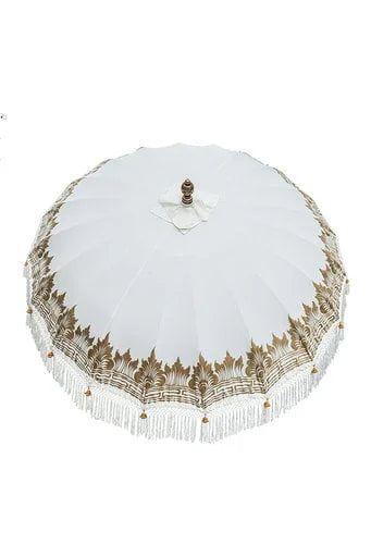 Parasol rond crème avec franges et bordures dorées, idéal pour l’extérieur, Ø180 cm