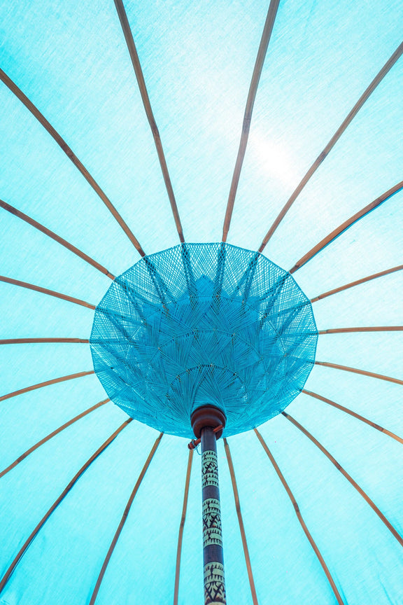 Parasol en toile bleu mer 180 cm avec houppes décoratives