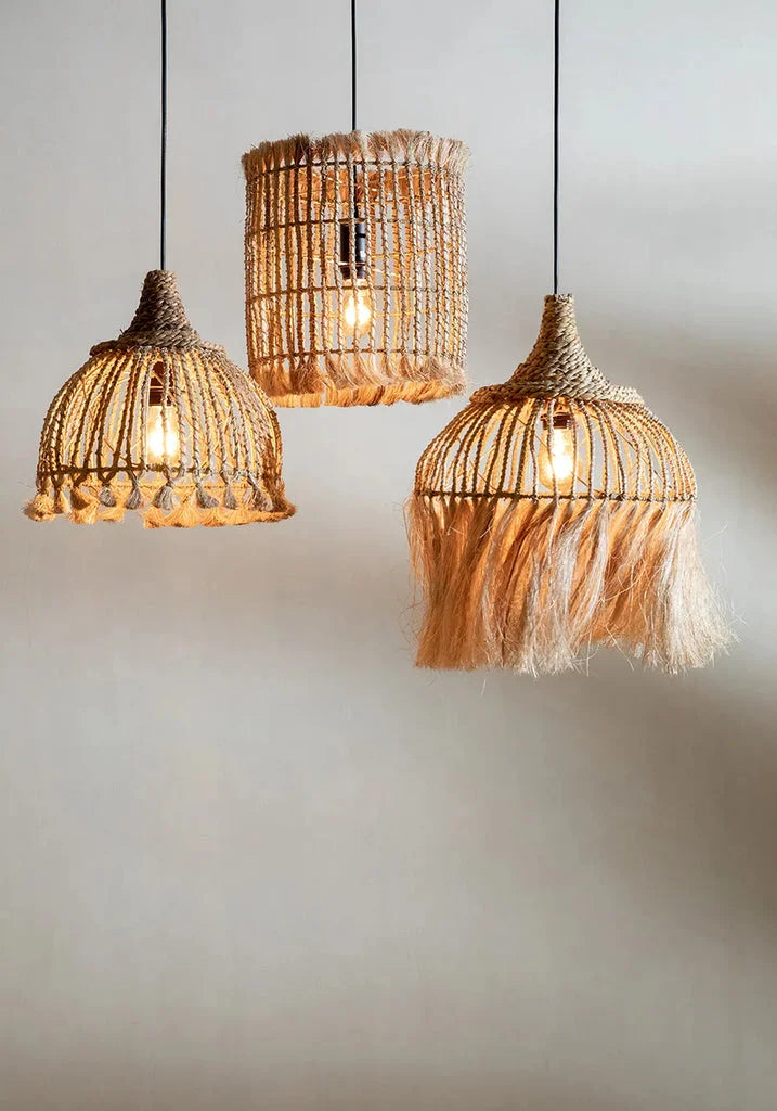 Trois suspensions en abaca naturelles avec pompons pour une décoration chaleureuse