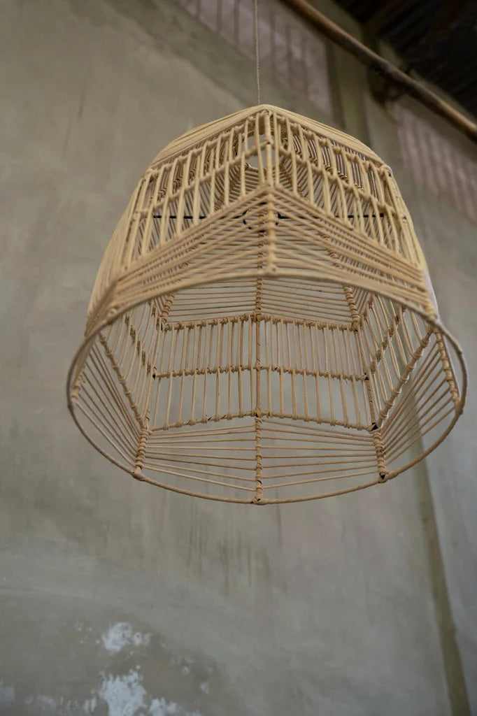 Luminaire suspendu en osier tissé pour une ambiance chaleureuse et naturelle