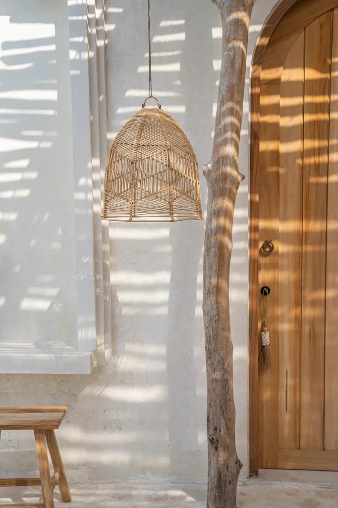 Luminaire en forme de dôme tissé dans le produit Le Pendentif Bala Naturel M