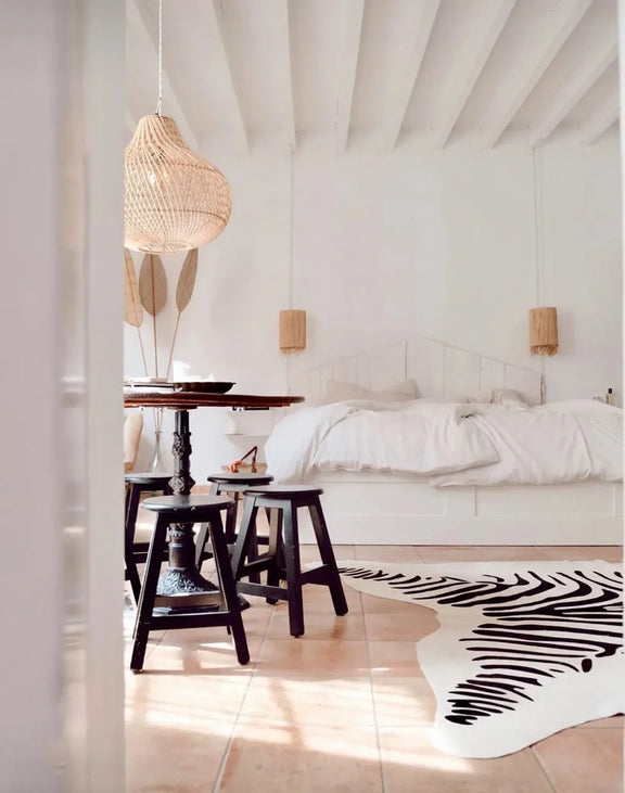 Intérieur de chambre minimaliste lumineux avec le pendentif bouteille Naturel M