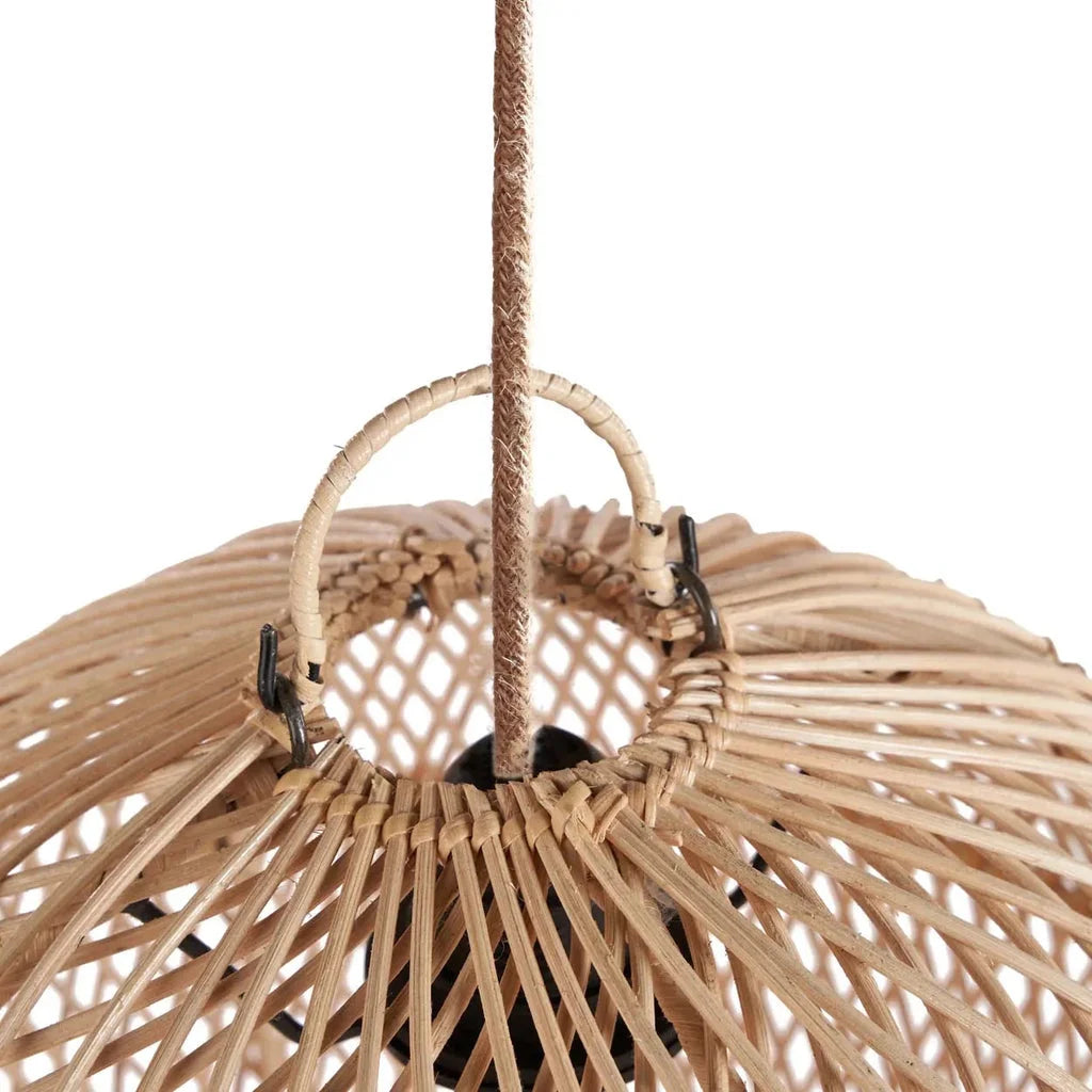Luminaire suspendu en rotin tissé pour une ambiance naturelle et chaleureuse