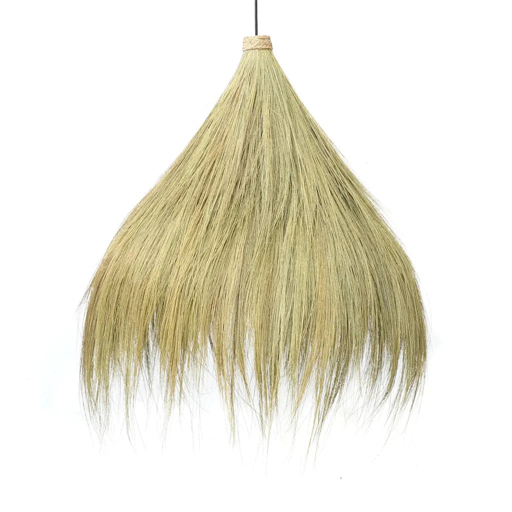 Suspension en paille naturelle Le pendentif de cabane Rayung L pour une décoration rustique